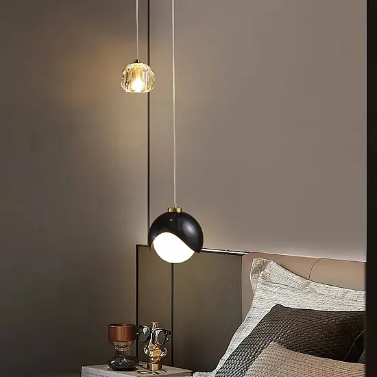 مصباح معلق معدني وكريستالي عصري فاخر بتصميم بسيط مع لمبات LED قابلة للتعديل، مثالي لغرف النوم والمعيشة. مصباح معلق معدني وكريستالي عصري فاخر بتصميم بسيط مع لمبات LED قابلة للتعديل، مثالي لغرف النوم والمعيشة.